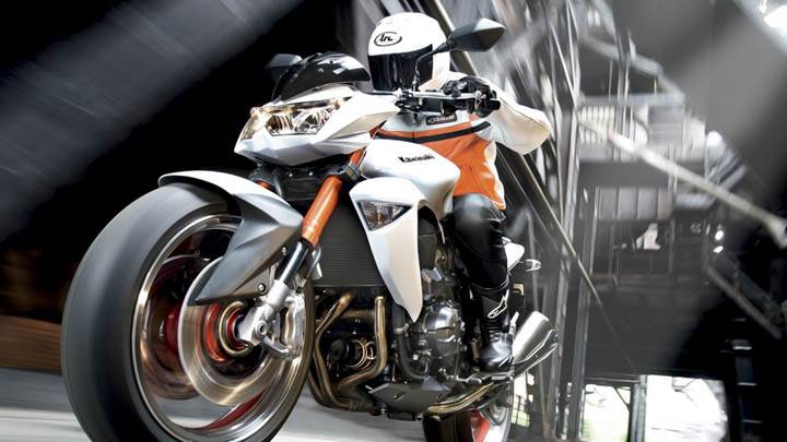 Kawasaki Z1000 White Color Test Riding