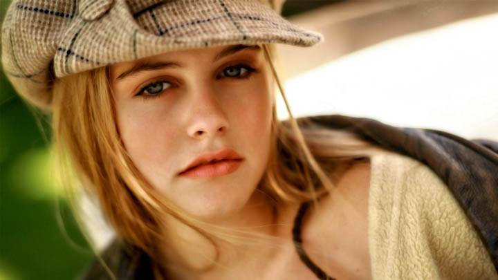Alicia Silverstone Looking At Camera Innocent Face