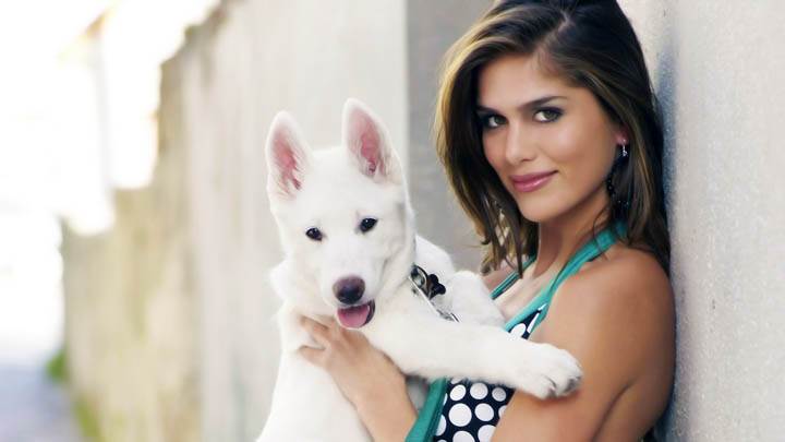 Anahi Gonzales Cute Smiling N Sitting With Puppy
