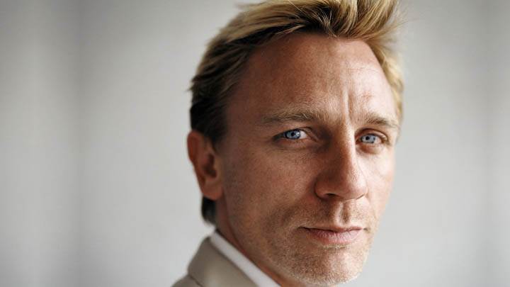 Daniel Craig – Looking Smart in White Coat