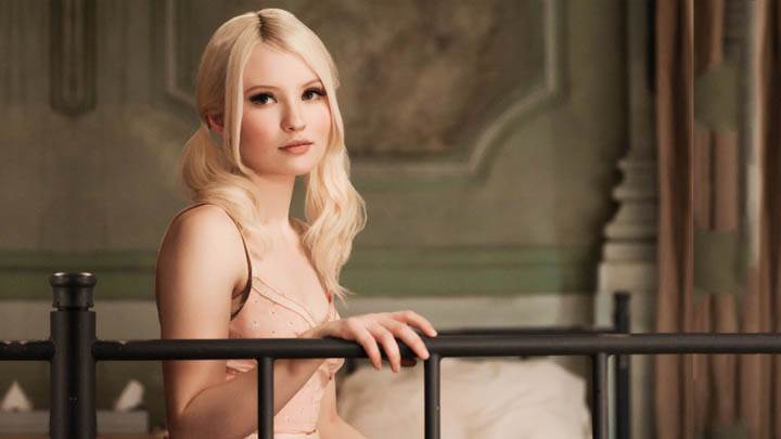 Emily Browning Cute Looking Pose in Sucker Punch
