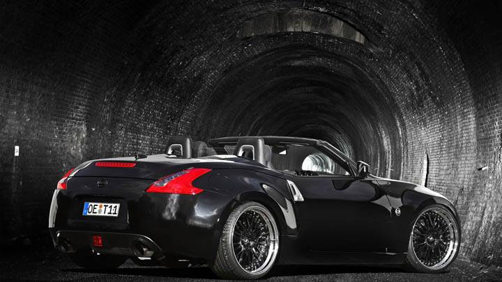 PFA Creativ Nissan 370Z Parked
