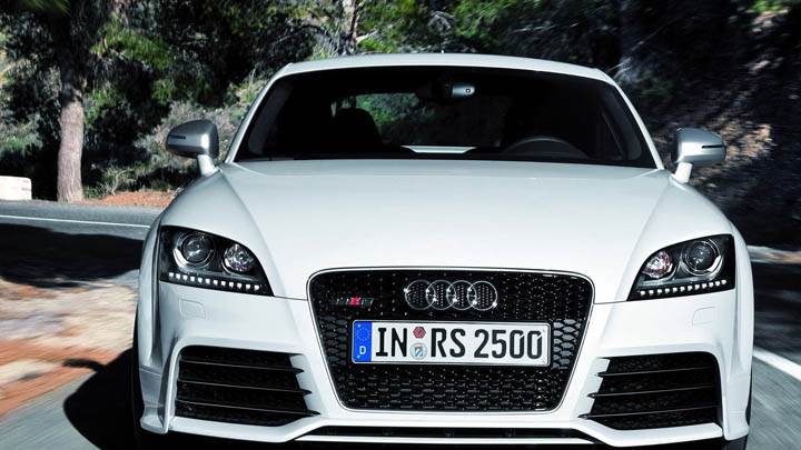 Audi TT-RS – Front Pose on Road