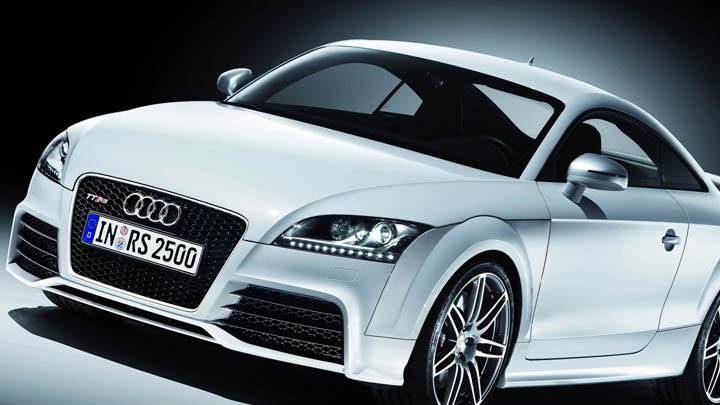 Audi TT-RS – Side Front Pose Closeup
