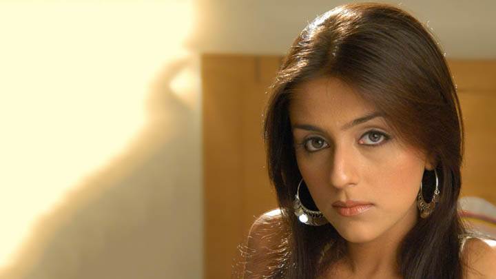 Aarti Chhabria Looking at Camera & Cute Eyes