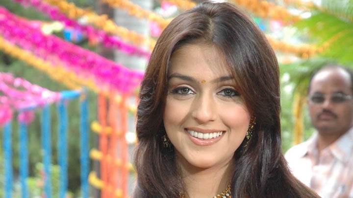 Aarti Chhabria Smiling & Face Closeup