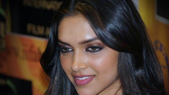 Deepika Padukone – Face Closeup Pink Lips