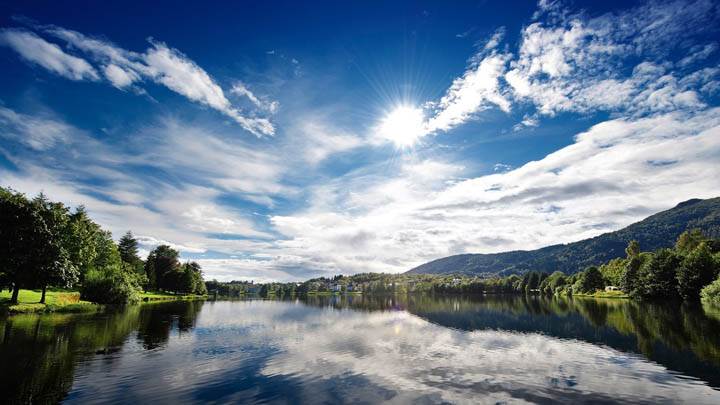 A Very Relaxing Lake Side Picture