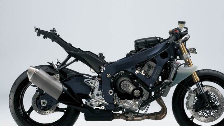 Suzuki GSX R750 Side Pose in Black Color