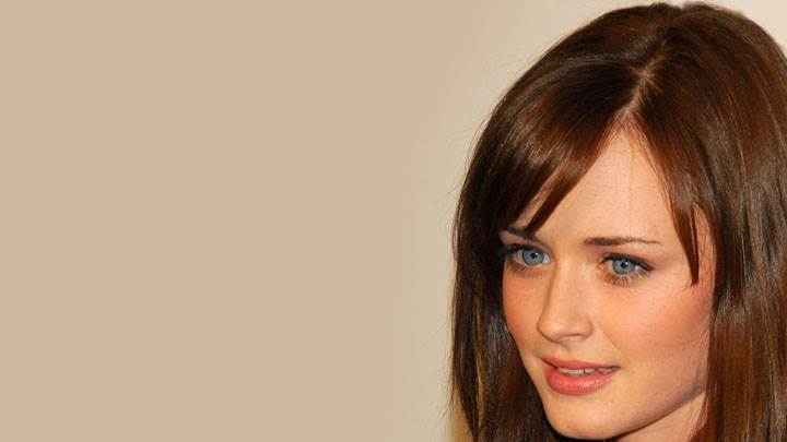 Snow White And The Huntsman – Kristen Stewart Closed Eyes N Side Back Pose