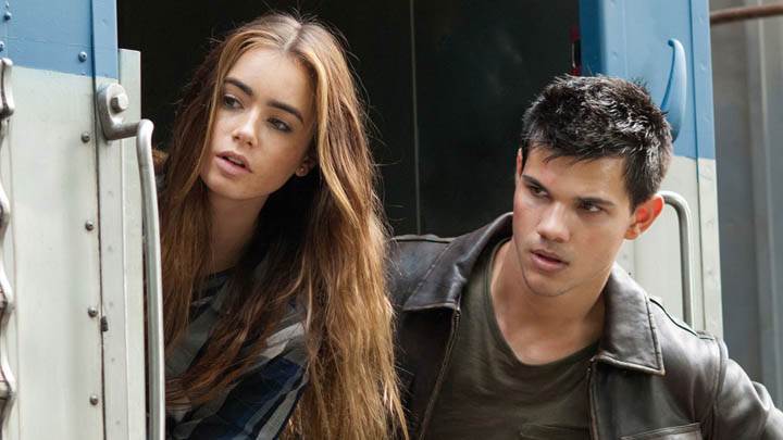 Abduction – Taylor Lautner & Lily Collins Looking Somthing