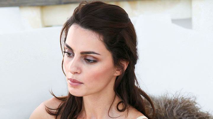 Catrinel Menghia Thinking Something