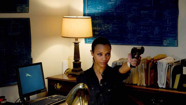 Colombiana – Zoe Saldana Holding A Gun In Office
