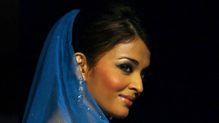 Aishwarya Rai Face Closeup In Blue Dress