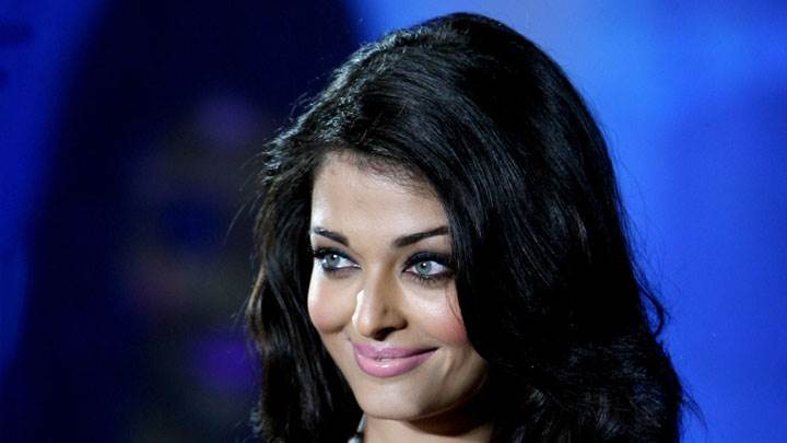 Aishwarya Rai Green Eyes And Smiling