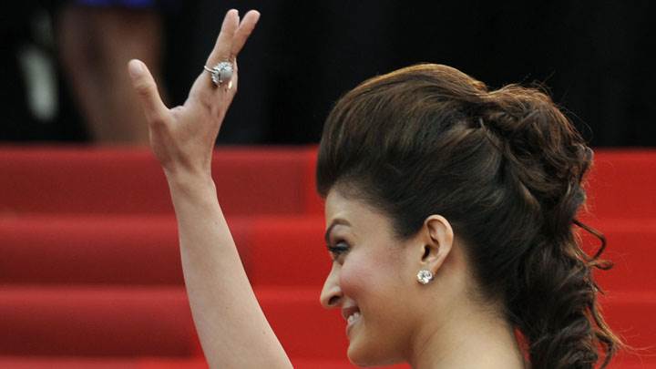 Aishwarya Rai Saying Hi To Public