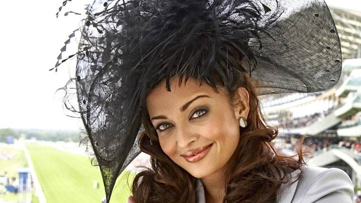 Aishwarya Rai Smiling In Stadium