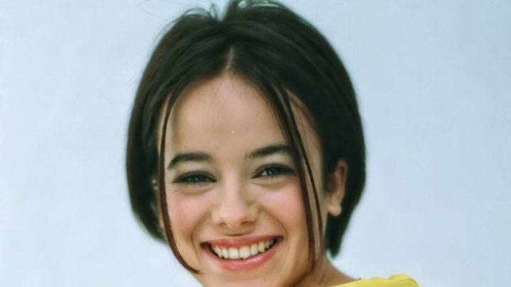 Alizee Jacotey Smileing In Yellow Dress