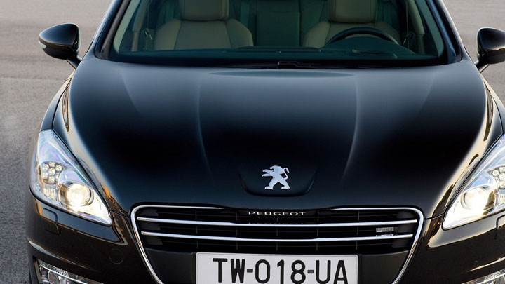 Peugeot 508 SW Black Color Front Bonut