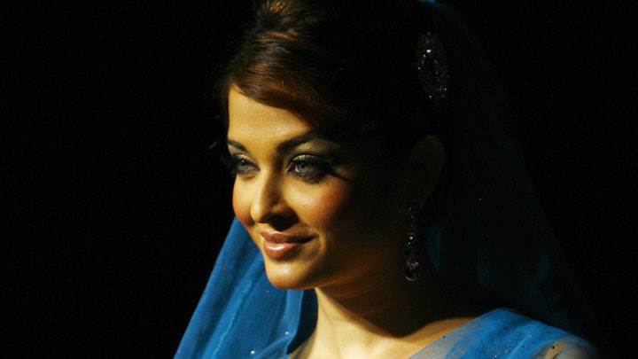 Side Face Pose Of Aishwarya Rai In Blue Sarree