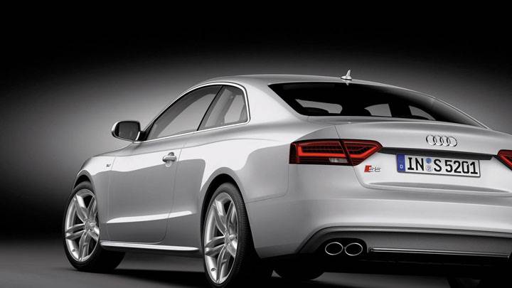 Back Pose of 2012 Audi S5 Coupe
