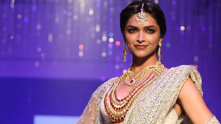 Deepika Padukone In White Saree Wearing Jewellery