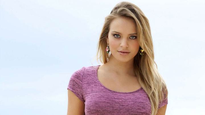 Elisandra Tomacheski Smiling Face Photo In Pink Top
