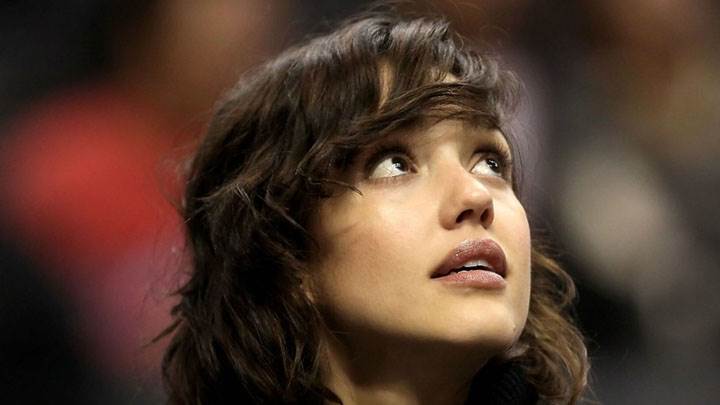 Jessica Alba Looking Up Face Closeup