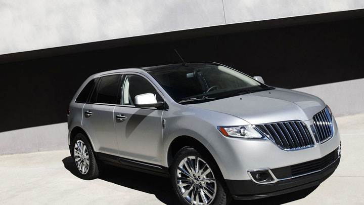 Side Front Pose of Lincoln MKX