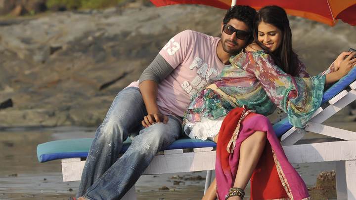 Genelia D’Souza And Rana Daggubati Sitting On Bench In Naa Ishtam