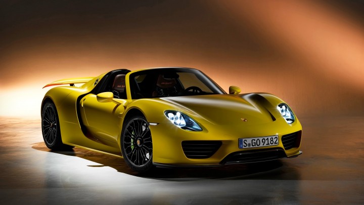 2014 Porsche 918 Spyder In Yellow Side Pose