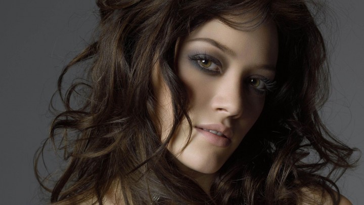 Hilary Duff  face Closeup Sad Face Hairs In Air
