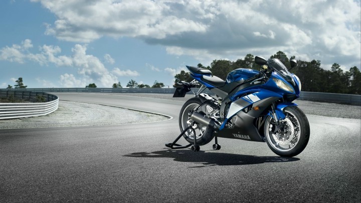 Side Pose Of 2014 Yamaha YZF-R6 In Blue Colour